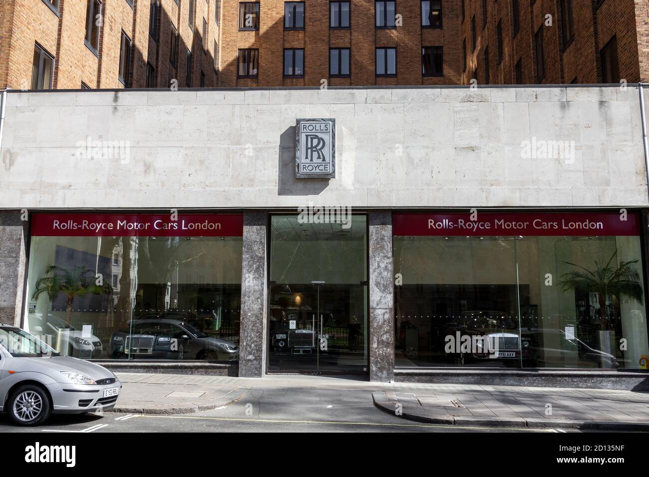 London, UK, April 1, 2012 : Rolls Royce Zeichen Werbenlogo in ihrem Auto Showroom Händler ein Geschäft Verkauf von Luxusautos und SUVs und eine Aktie pho Stockfoto