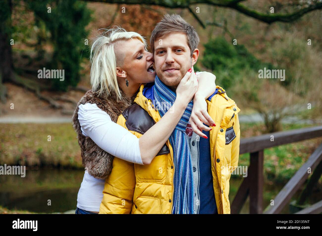 Junges Paar küsst draußen an einem kalten Wintertag. Stockfoto