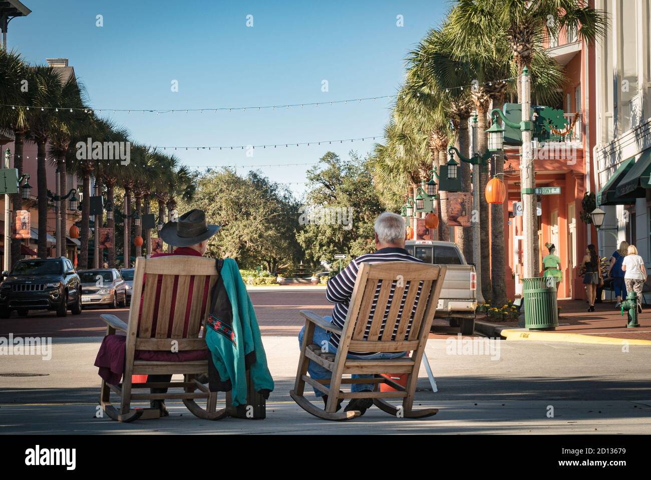 Zwei ältere Herren Tasche einen guten Platz als Abend fällt, um die Halloween-Feierlichkeiten in Celebration, Florida zu beobachten Stockfoto