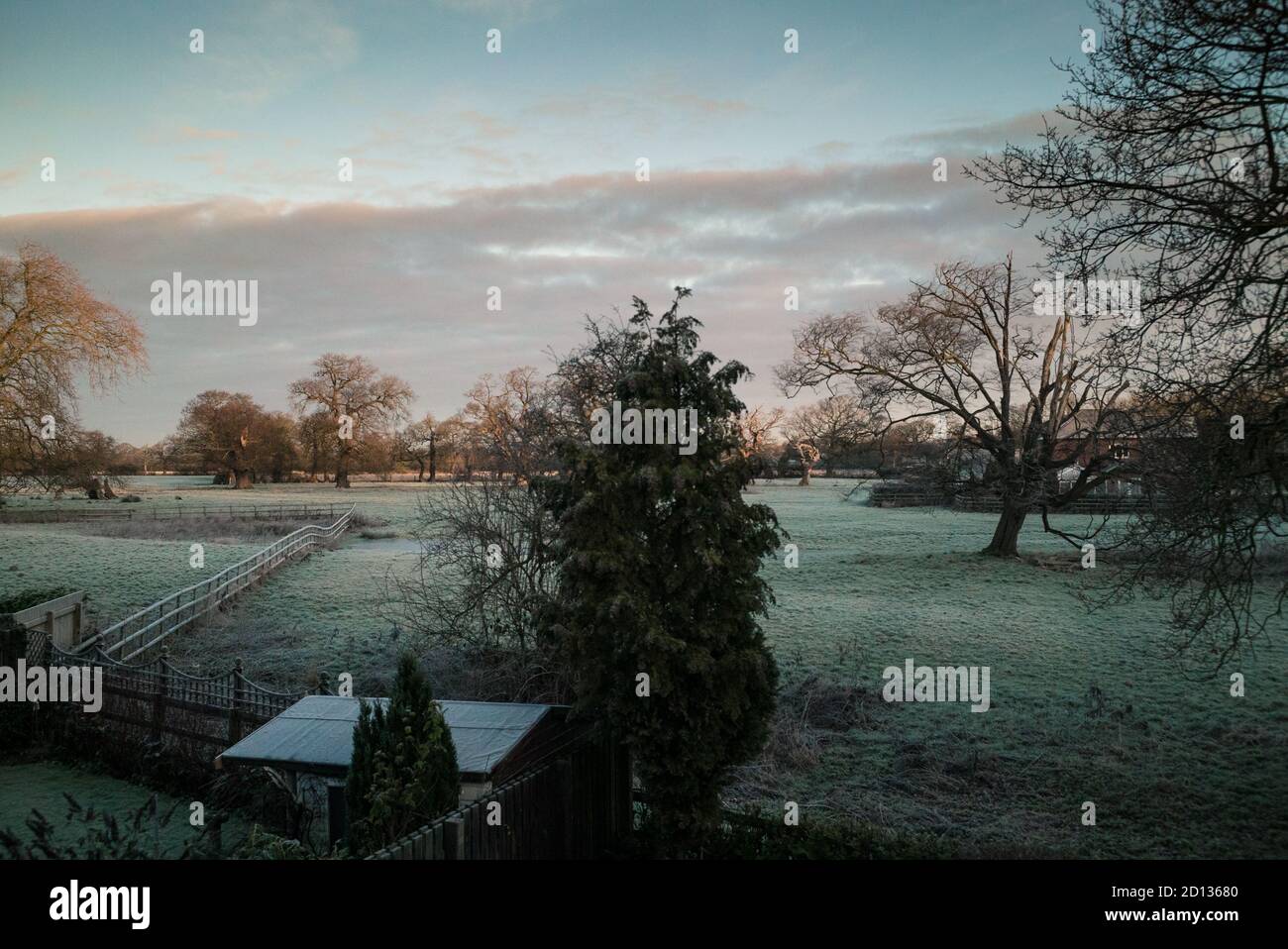 Am frühen Morgen goldener Sonnenschein beleuchtet eine ländliche Cheshire Landschaft bedeckt Bei Frost Stockfoto