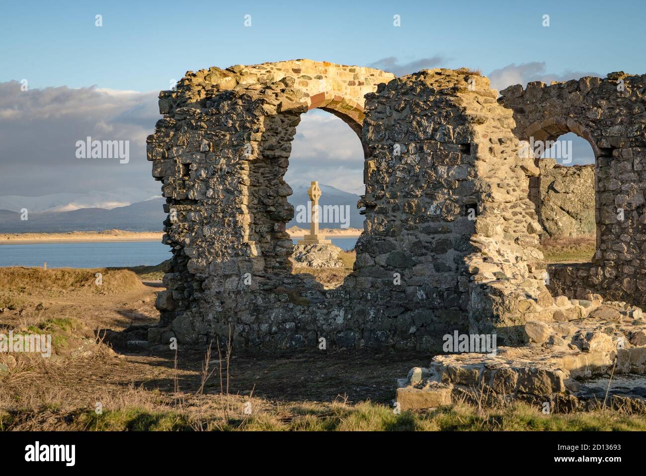 Keltische Kreuzung durch die Ruinen der St. Dwynwen's Church, Llanddwyn, Anglesey, Wales Stockfoto