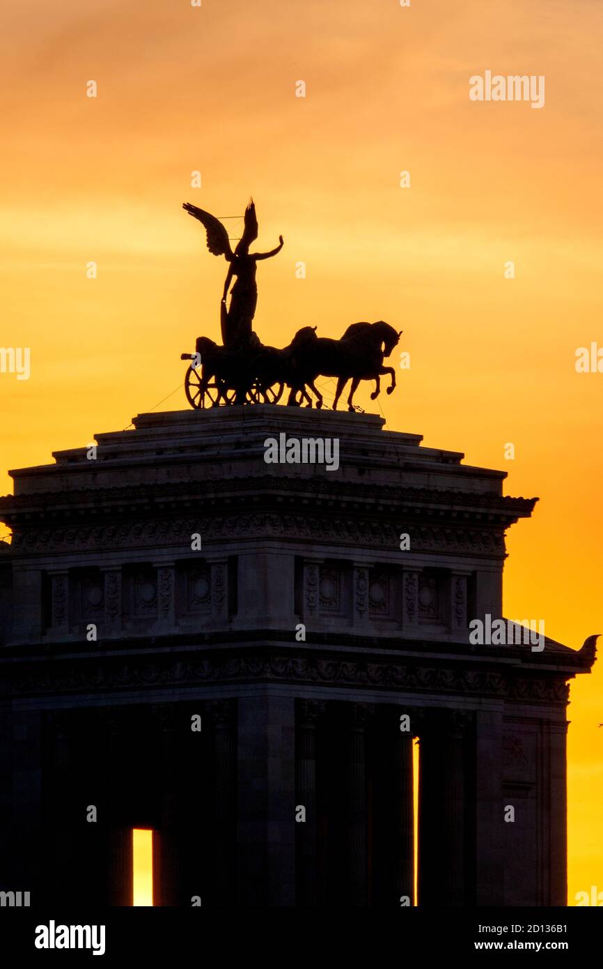 Rückansicht der Altare della Patria bei Sonnenuntergang, Rom, Italien Stockfoto