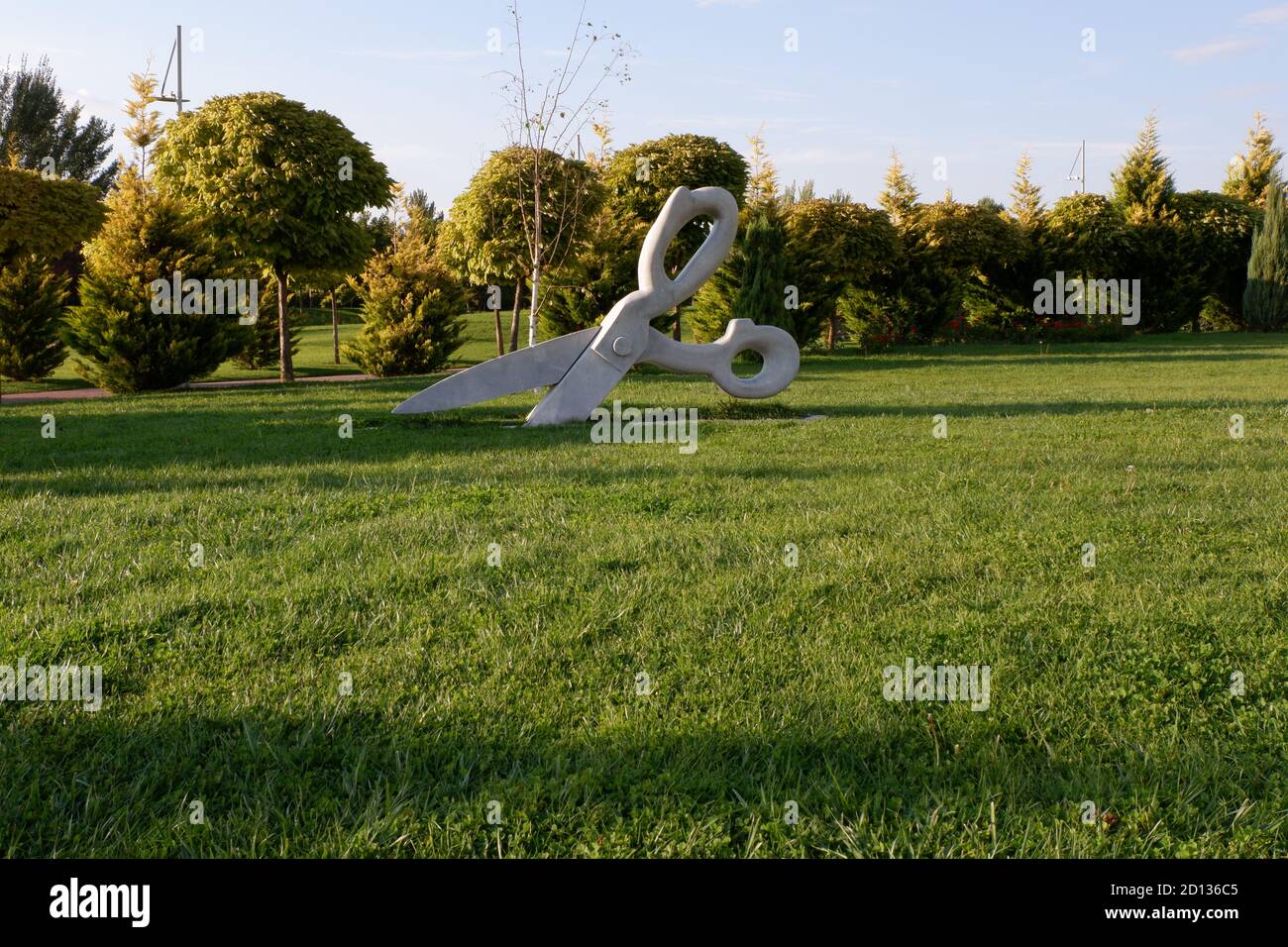 Große Schere im Park auf Gras Stockfoto