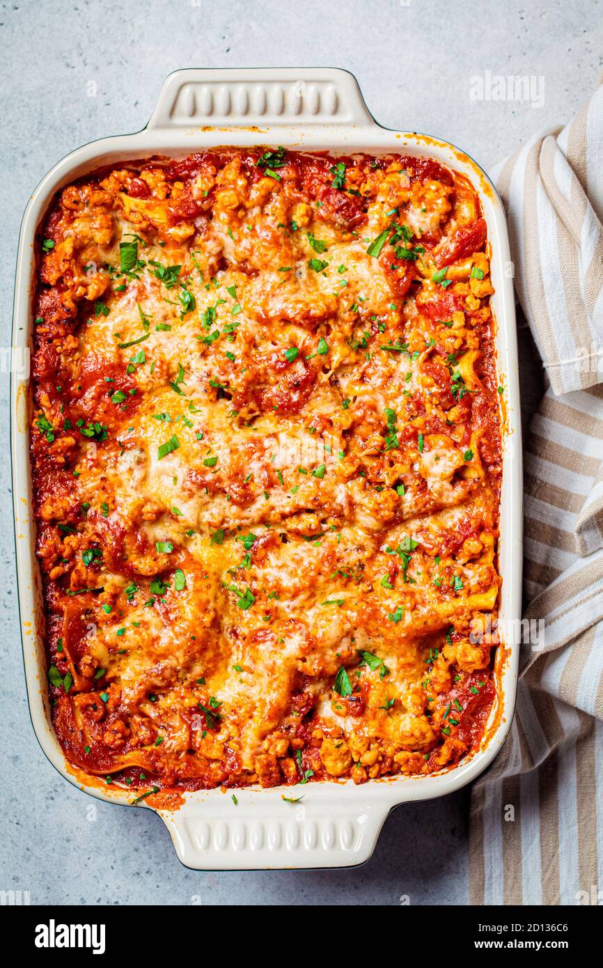 Traditionelle italienische gebackene Lasagne mit Fleisch und Käse in Gericht. Konzept der italienischen Küche. Stockfoto