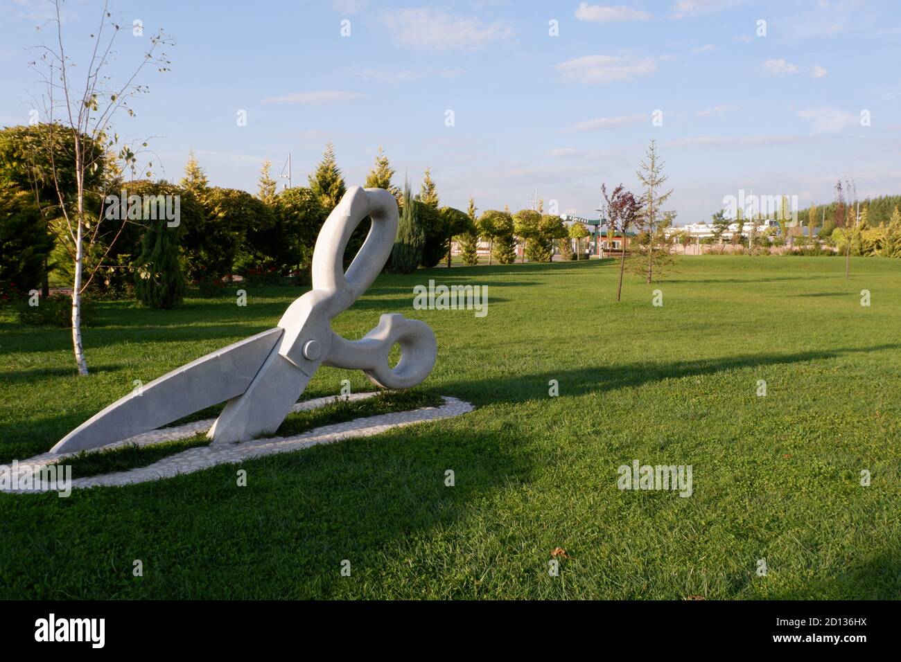 Große Schere im Park auf Gras Stockfoto