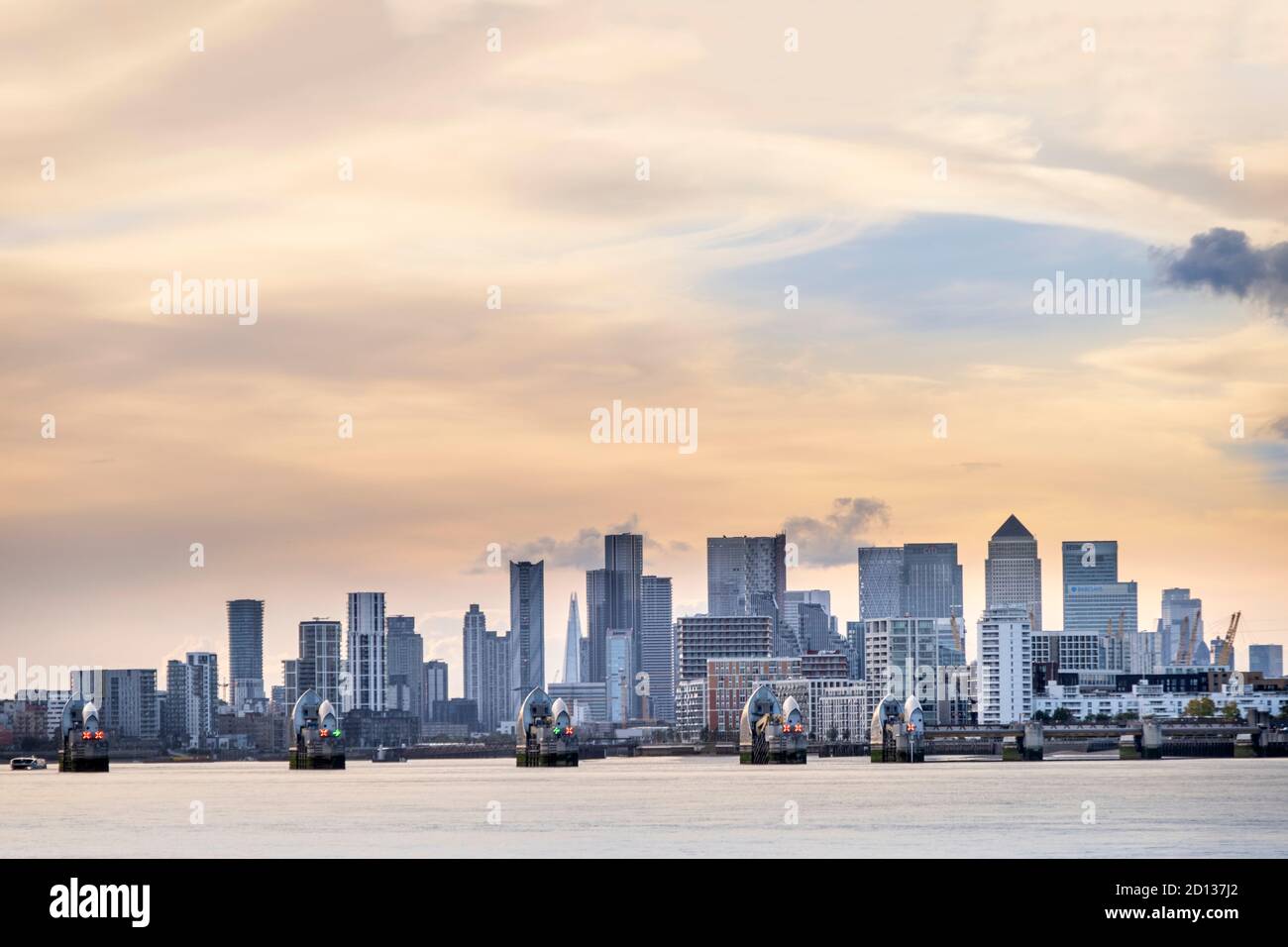 London, die Thames Barrier und die Skyline des Docklands Financial District Stockfoto