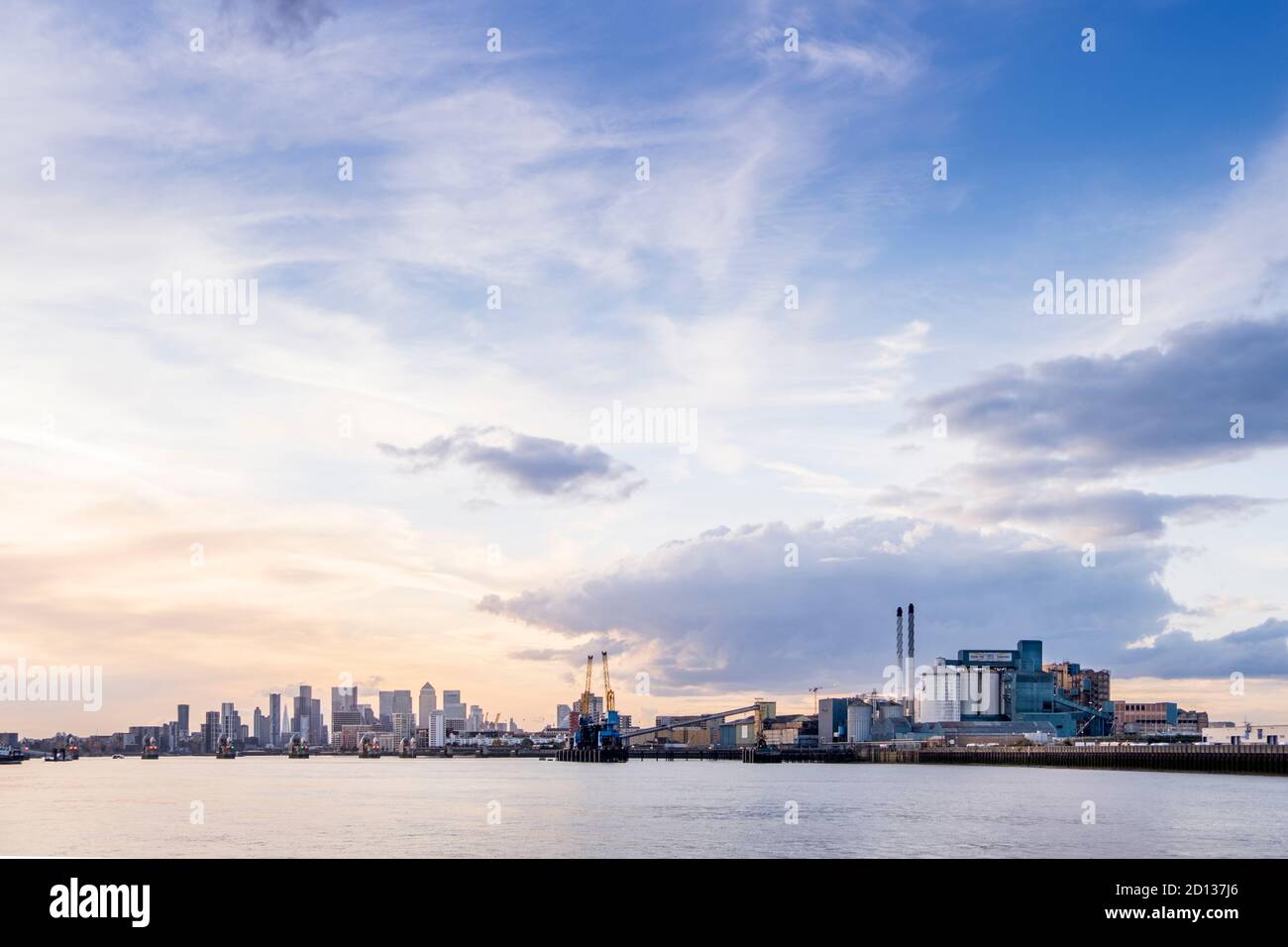 London, East London, Woolwich. Tate & Lyle ASR Zuckerraffinerie, Themse River, Skyline von London mit den Wolkenkratzern des Geschäftsviertels Canary Wharf Stockfoto