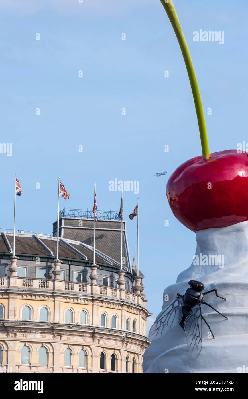 Großbritannien, London, Heather Phillipsons The End-Skulptur - ein Schlagsahne-Eisbecher mit einer riesigen Fliege, die auf dem vierten Sockel des Trafalgar Square schmilzt. 2020 Stockfoto