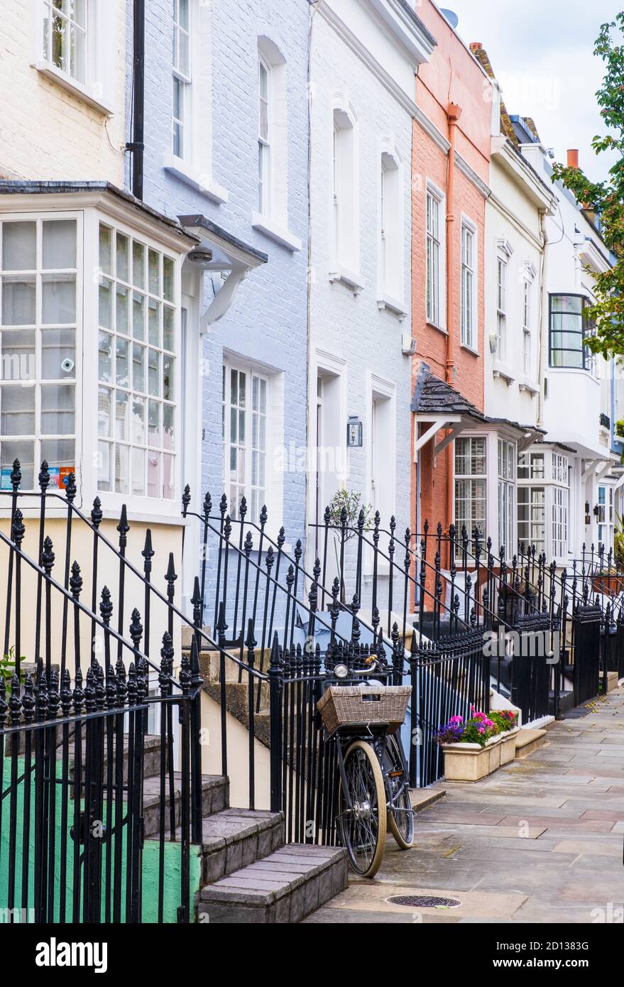 Großbritannien, London, Kensington und Chelsea. Hell gestrichene Stadthäuser auf Bywater Street Stockfoto