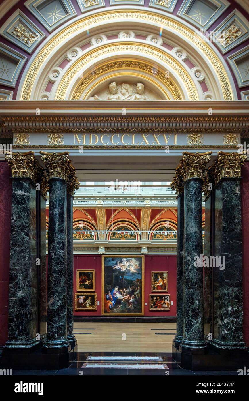Großbritannien, London, National Gallery. Das E.M Barry entwarf Räume aus dem 19. Jahrhundert im Inneren des Kunstmuseums im Zentrum Londons Stockfoto