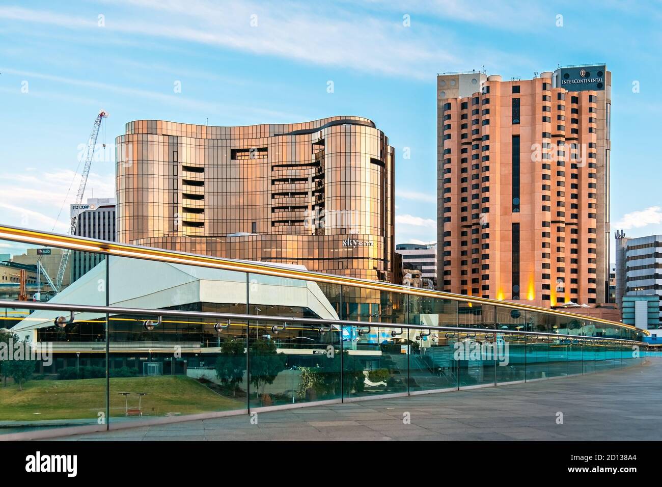 Adelaide, South Australia - 7. September 2020: Neues Casino SkyCity Gebäude zusammen mit InterContinental Hotel Adelaide Blick über Torrens Fluss in s Stockfoto