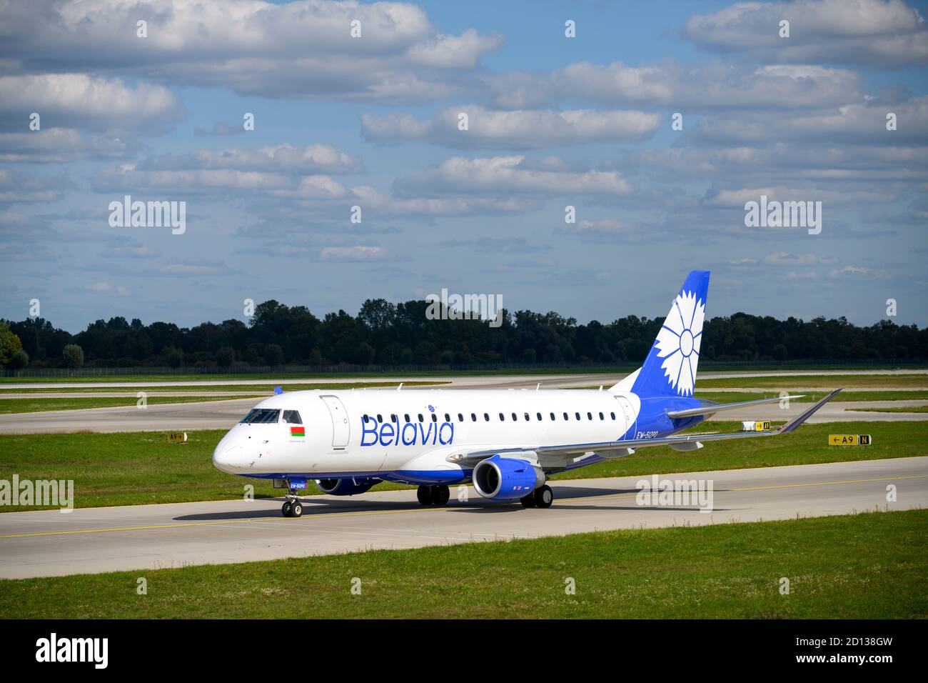 München, Deutschland - September 19. 2019 : Belavia Embraer E175LR mit der Flugzeugregistrierung EW-512PO rollt zum Start auf der Nordbahn Stockfoto