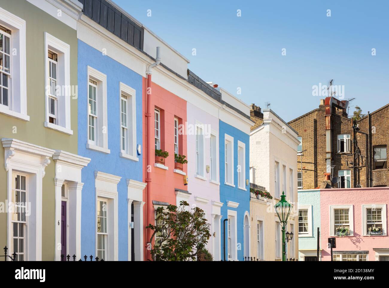 Großbritannien, London, Kensington und Chelsea, Notting Hill. Farbenfrohe Stadthäuser im angesagten Stadtteil Notting Hill in West London, im Sommer Stockfoto