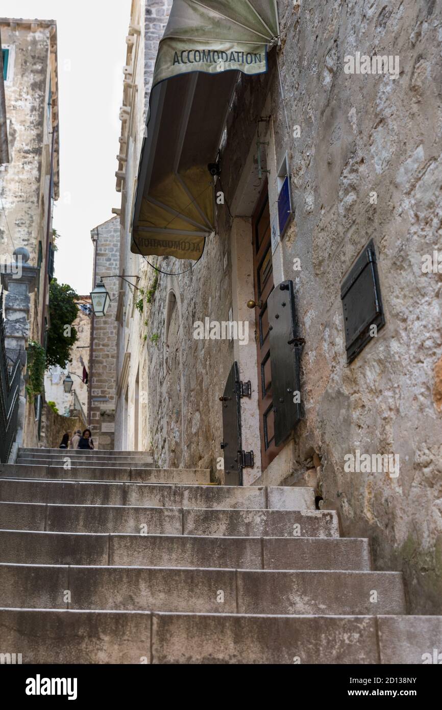 Historische Kalksteintreppen und Gebäude, Architektur in der UNESCO geschützten Dubrovnic Altstadt, Kroatien Stockfoto
