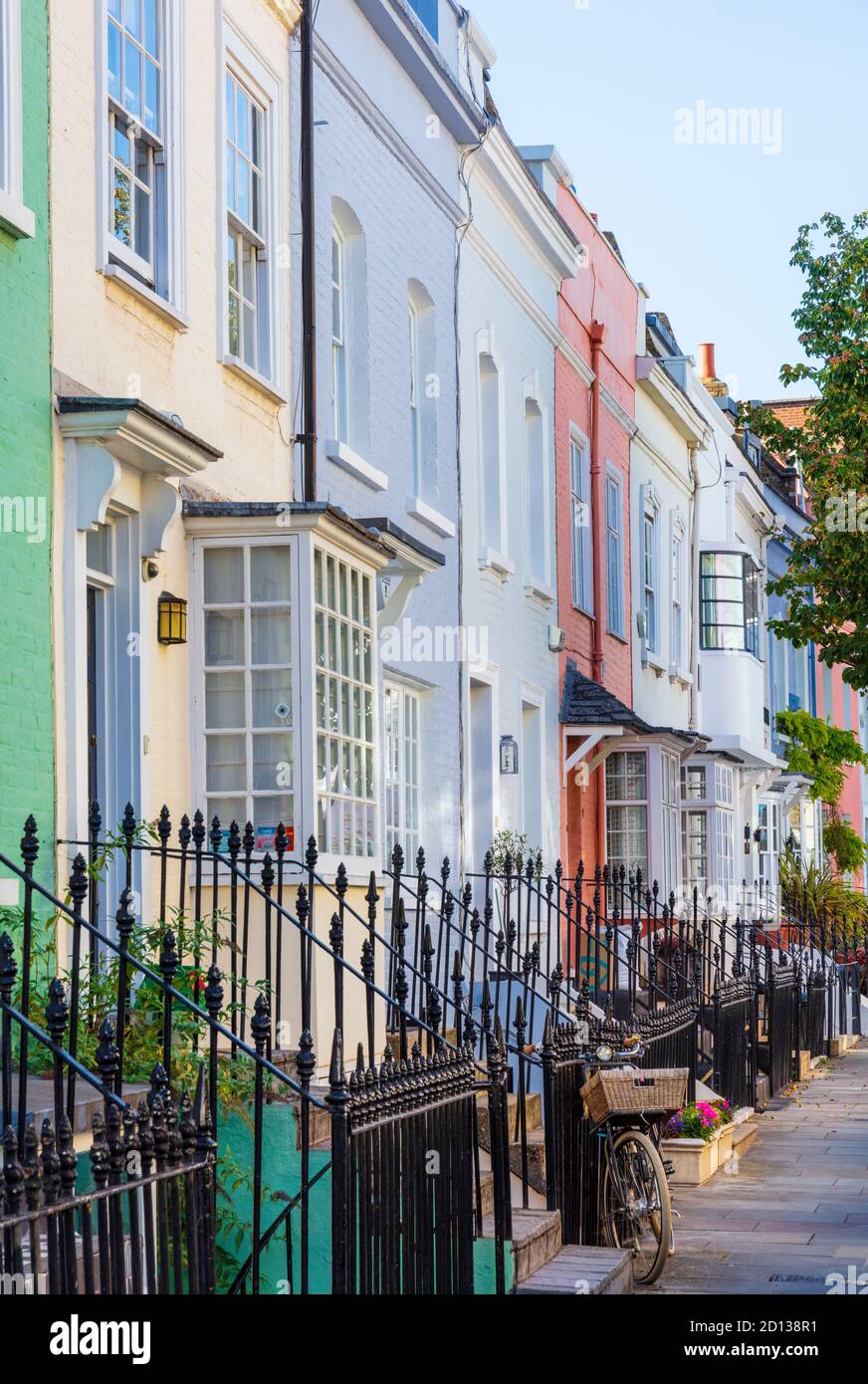 Großbritannien, London, Kensington und Chelsea. Hell gestrichene Häuser im gehobenen Viertel von Chelsea Stockfoto