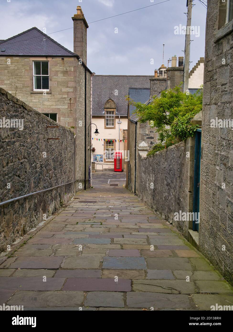 Ein Blick über die Fußgängerstraße Queens Lane mit Steinmarkierung zur Commercial Street im Stadtzentrum von Lerwick, der Hauptstadt von Shetland, Schottland, Großbritannien. Stockfoto