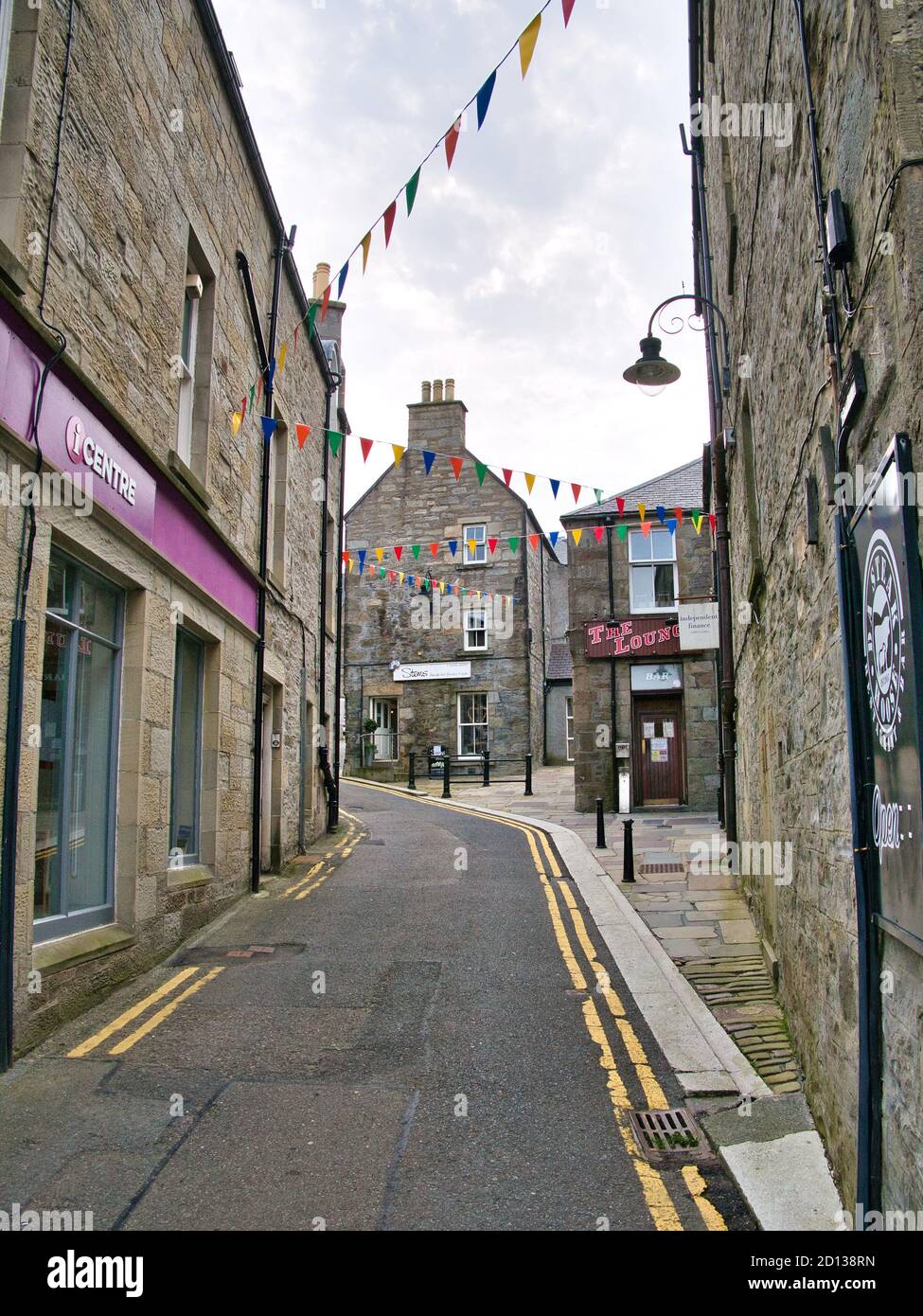 Ein Blick auf die Mounthooly Street von der Commercial Street im Stadtzentrum von Lerwick, der Hauptstadt von Shetland, Schottland, Großbritannien. Stockfoto