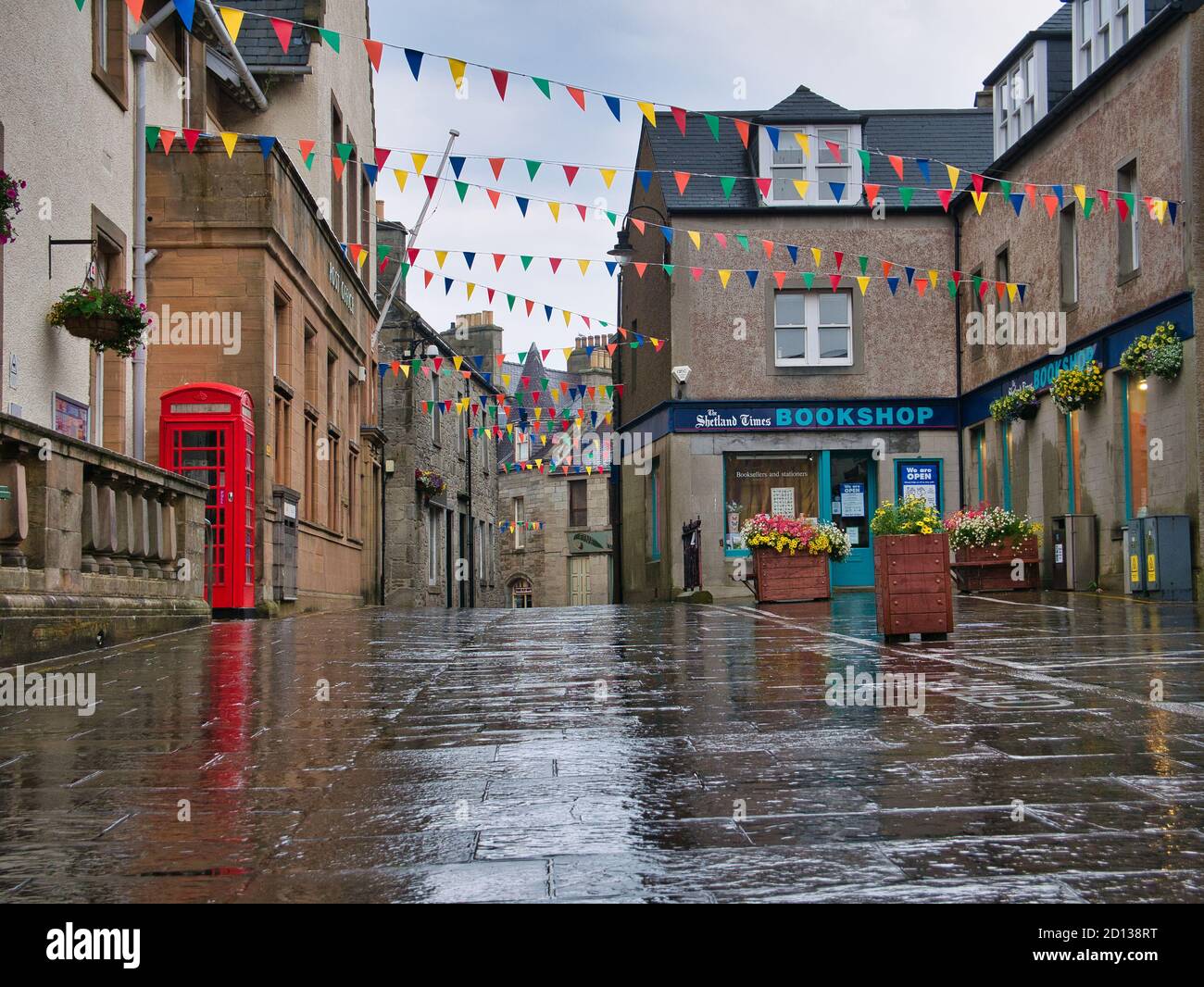 Commercial Street im Stadtzentrum von Lerwick, der Hauptstadt von Shetland, Schottland, Großbritannien, an einem regnerischen Nachmittag. Stockfoto