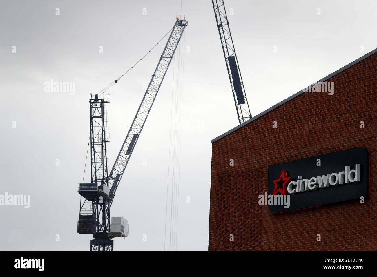 Loughborough, Leicestershire, Großbritannien. Oktober 2020. Krane stehen hinter einem Cineworld-Kino, nachdem angekündigt wurde, dass die Leinwände wegen der anhaltenden Unterbrechung der Coronavirus-Pandemie bis zum nächsten Jahr schließen würden. Credit Darren Staples/Alamy Live News. Stockfoto