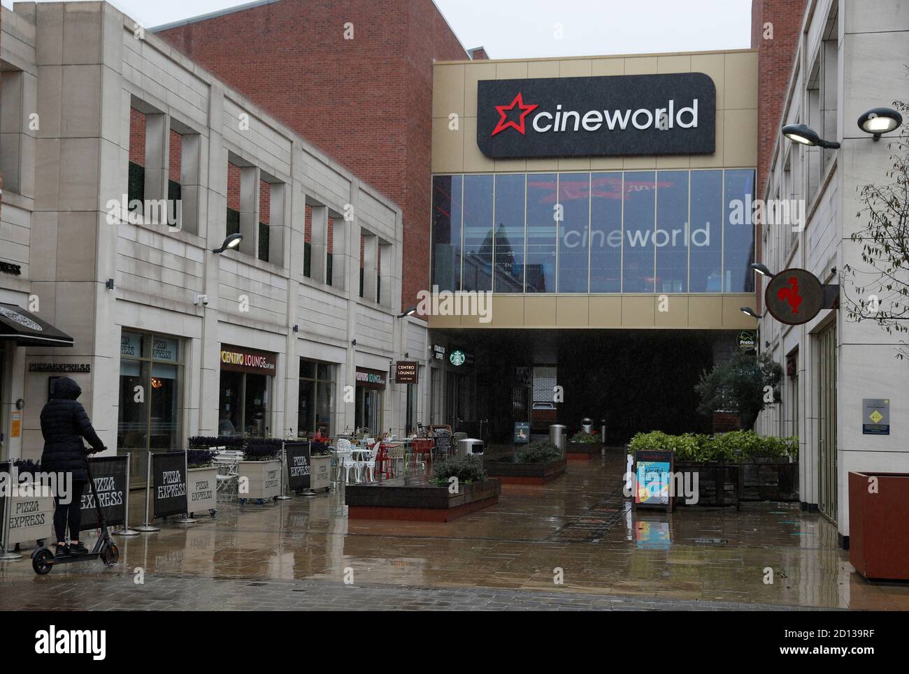 Loughborough, Leicestershire, Großbritannien. Oktober 2020. Eine Frau geht an einem Kino von Cineworld vorbei, nachdem angekündigt wurde, dass die Leinwände wegen der anhaltenden Unterbrechung der Coronavirus-Pandemie bis zum nächsten Jahr schließen würden. Credit Darren Staples/Alamy Live News. Stockfoto