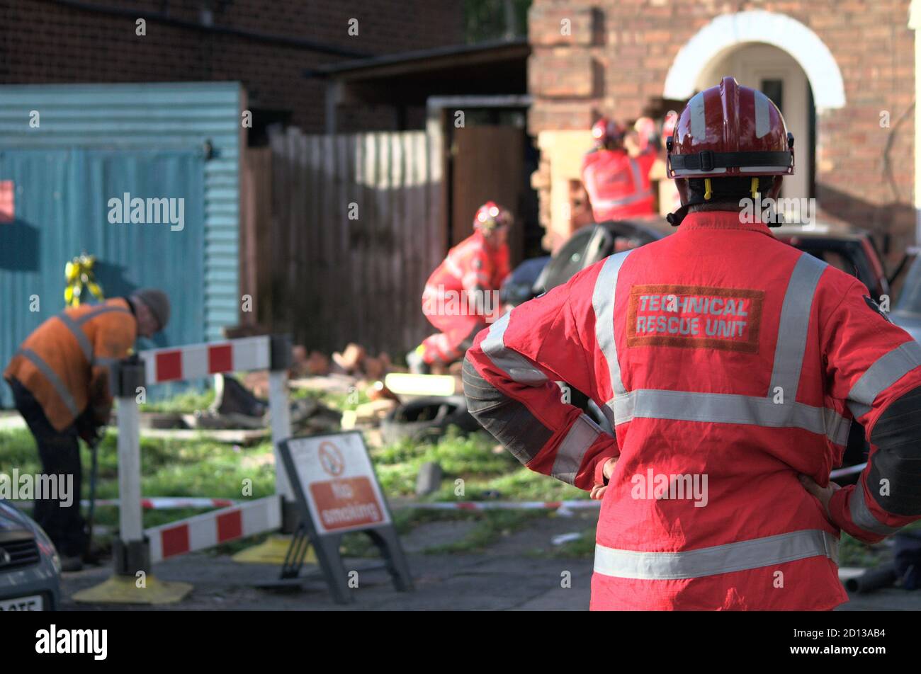 Offizier der technischen Rettungseinheit von West Midlands Fire Service Wearing Rote Jacke mit hohem Visus und roter Helm bei einem Zwischenfall in Birmingham Stockfoto