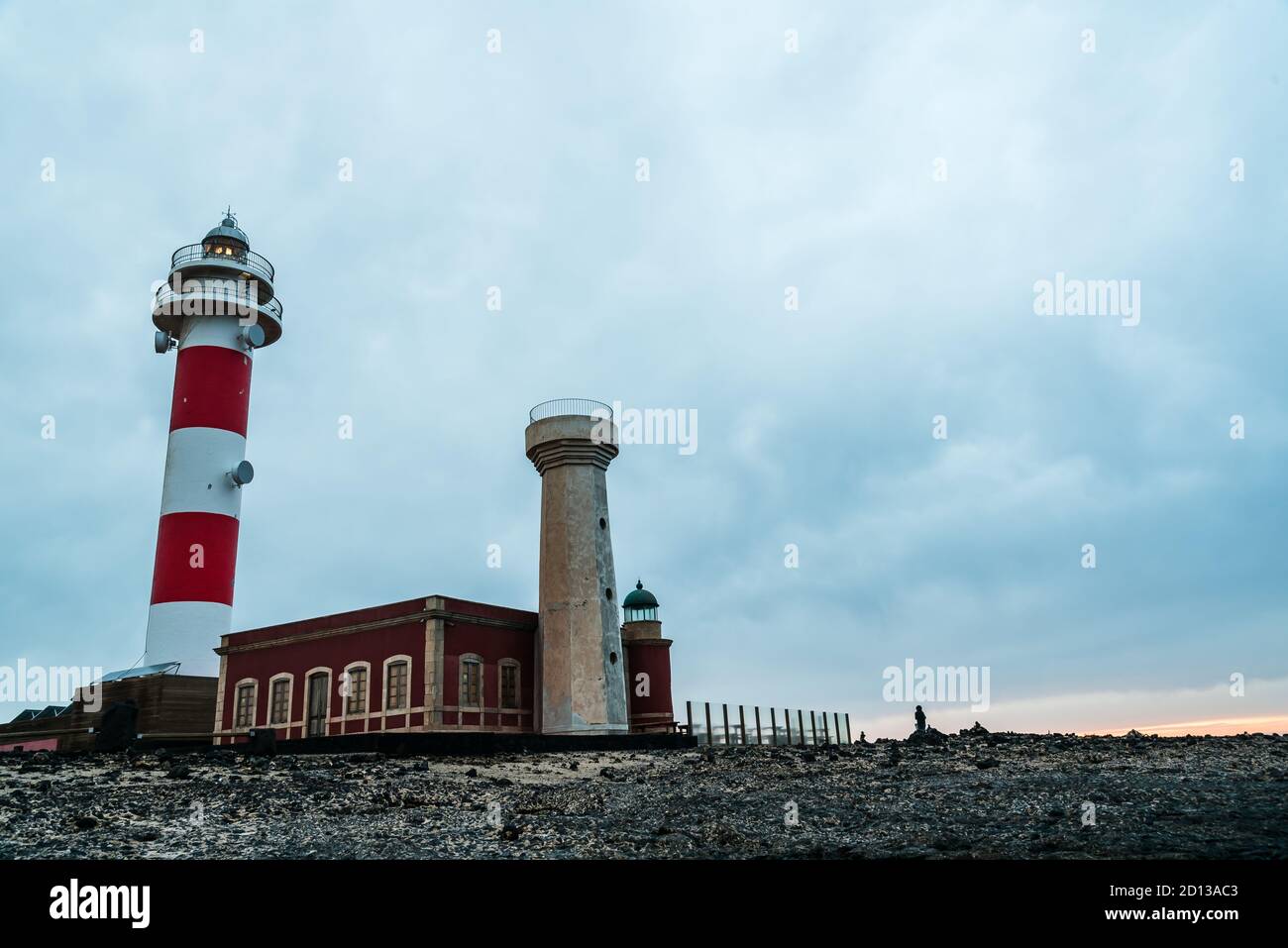 Fuerteventura, Spanien - 15. Februar 2018: Panoramablick auf den Leuchtturm El Toston auf den Kanarischen Inseln inmitten einer vulkanischen Landschaft. Stockfoto