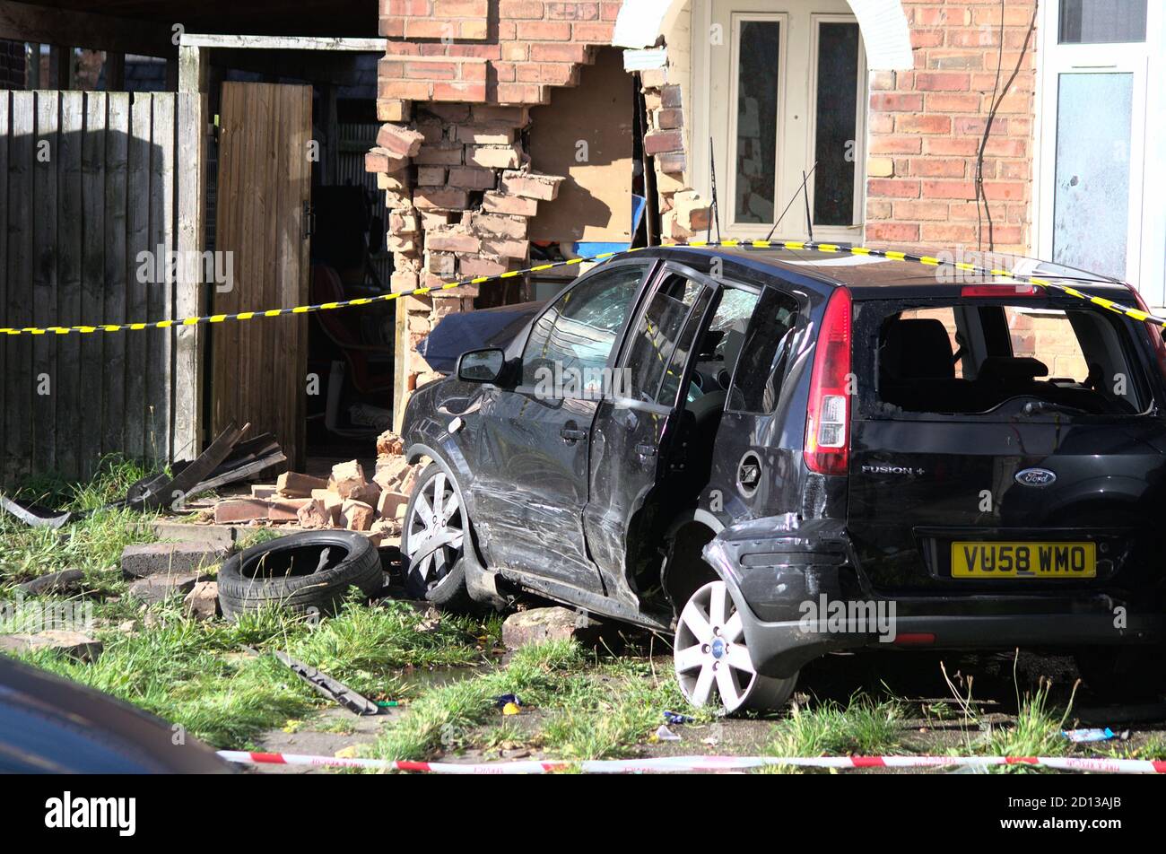 Die Überreste eines Ford Fusion, nachdem ein 15-Jähriger das Auto in ein Haus in Kingstanding, Birmingham, stürzte und eine Gasleitung zerbrach Stockfoto