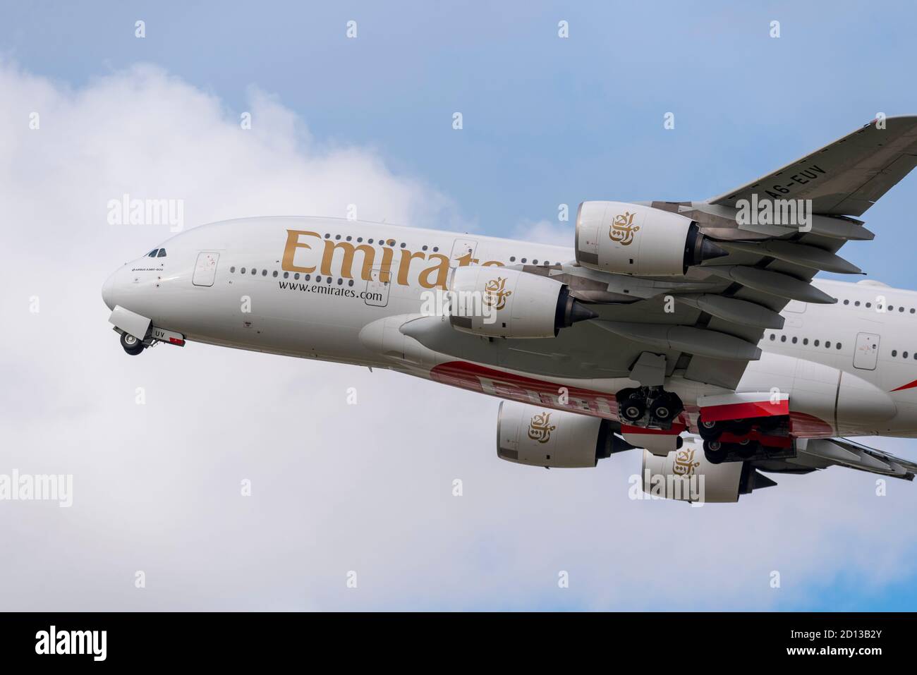 Emirates Airbus A380 Jet-Linienflugzeug A6-EUV, das bei bewölktem Wetter vom Flughafen London Heathrow, Großbritannien, abfliegt. Vorderer Teil, der das Fahrwerk hochzufahren hat Stockfoto