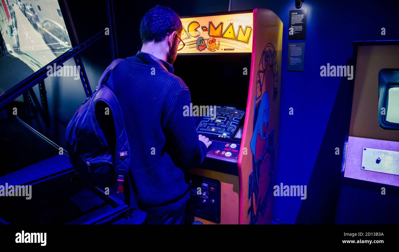Istanbul, Türkei - Februar 2016: Man Gaming mit Pac man Arcade Videospielkonsole Stockfoto