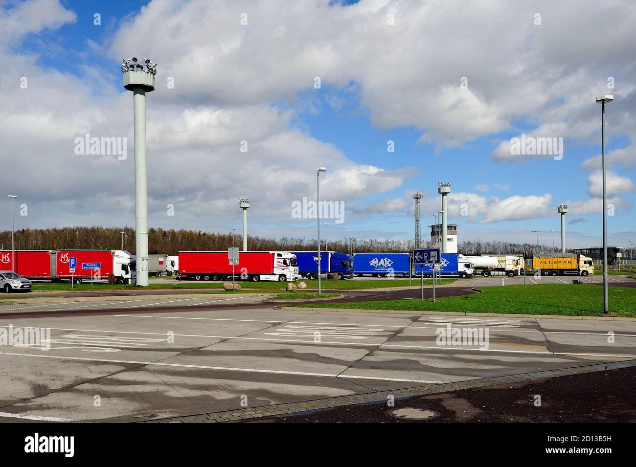 Turm an der Gedenkstätte Deutsche Division Marienborn, Deutschland, Sachsen-Anhalt, Marienborn-Helmstedt DDR, historisch,Turm an der Gedenkstätte Deutsche Division Marienborn, Deutschland, Sachsen-Anhalt, Marienborn-Helmstedt Turm an der Gedenkstätte Deutsche Division Marienborn, Deutschland, Architektur, Kalter Krieg, historisch, Ost-West, ddr, Objekte, Sachsen-Anhalt, Marienborn-Helmstedt, deutschland, anhalt Foto von Kazimierz Jurewicz,der Grenzübergang Helmstedt-Marienborn war der größte und wichtigste Grenzübergang an der innerdeutschen Grenze während der Teilung Deutschlands Stockfoto