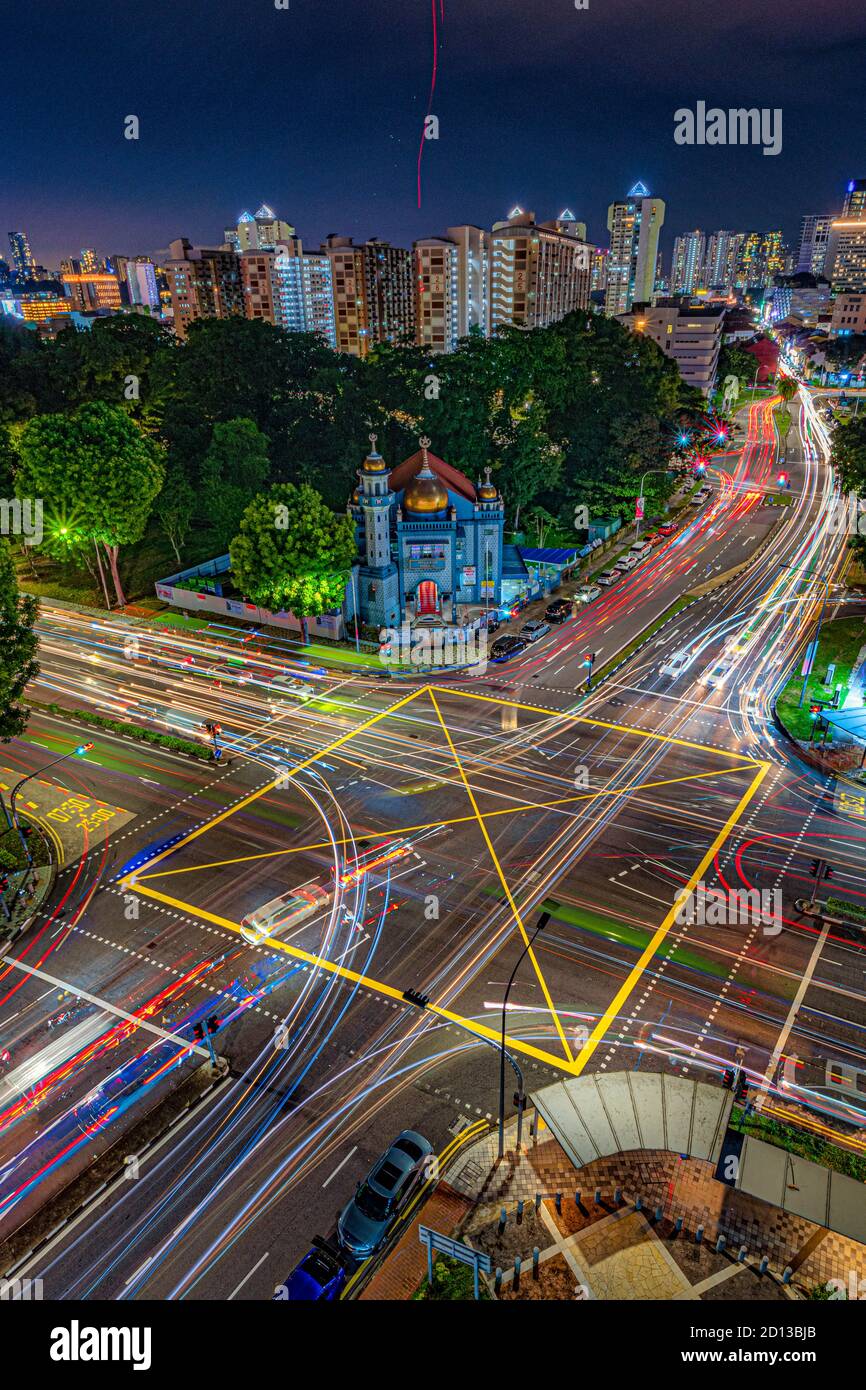 Lange Exposition von Autos Licht Wanderwege in Singapur Stadt gegen Wohn- und ikonische Stadt- und Denkmalarchitektur Stockfoto
