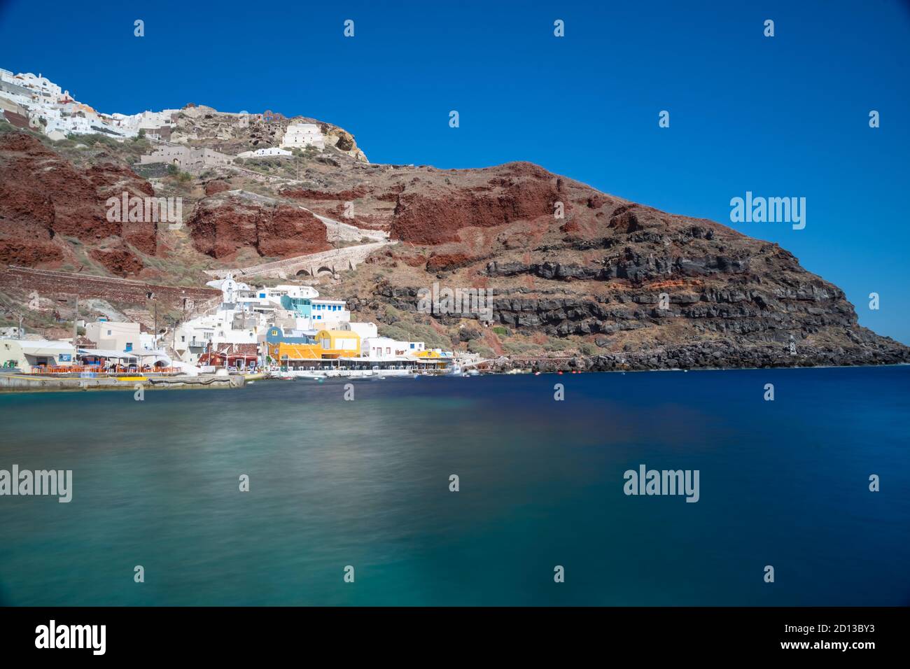 Schöner Panoramablick vom alten Hafen von Ammoudi unter dem berühmten Dorf Oia an einem sonnigen Tag. Malerischer natürlicher Hintergrund. Santorini isla Stockfoto