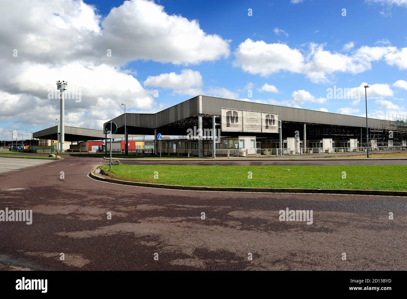 Turm an der Gedenkstätte Deutsche Division Marienborn, Deutschland, Sachsen-Anhalt, Marienborn-Helmstedt DDR, historisch,Turm an der Gedenkstätte Deutsche Division Marienborn, Deutschland, Sachsen-Anhalt, Marienborn-Helmstedt Turm an der Gedenkstätte Deutsche Division Marienborn, Deutschland, Architektur, Kalter Krieg, historisch, Ost-West, ddr, Objekte, Sachsen-Anhalt, Marienborn-Helmstedt, deutschland, anhalt Foto von Kazimierz Jurewicz,der Grenzübergang Helmstedt-Marienborn war der größte und wichtigste Grenzübergang an der innerdeutschen Grenze während der Teilung Deutschlands Stockfoto