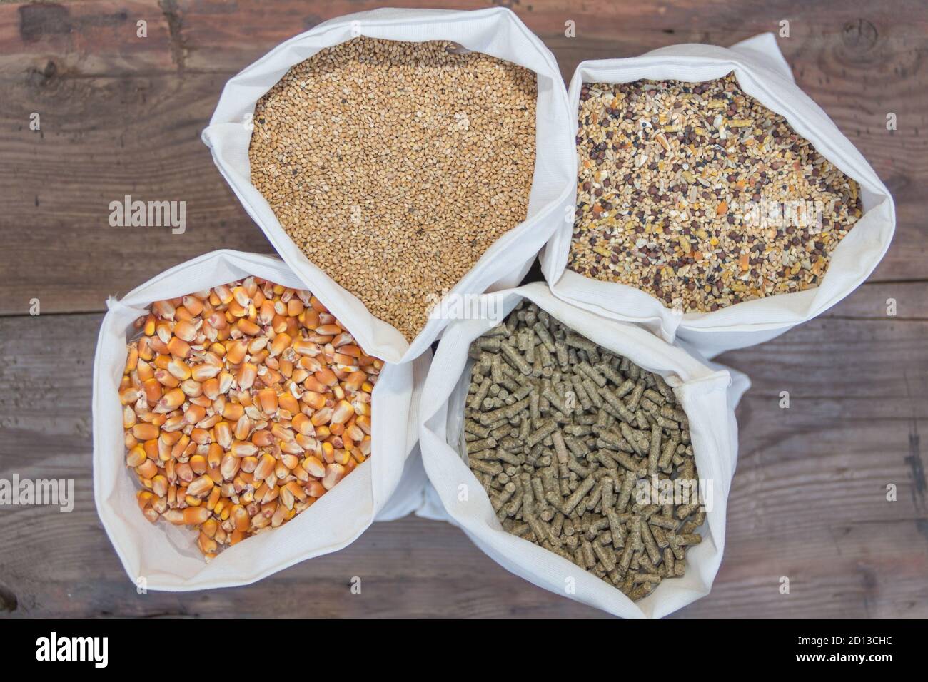Overhead-Ansicht von Säcken mit Getreide und Pellets zum Verkauf Beim Futter Stockfoto