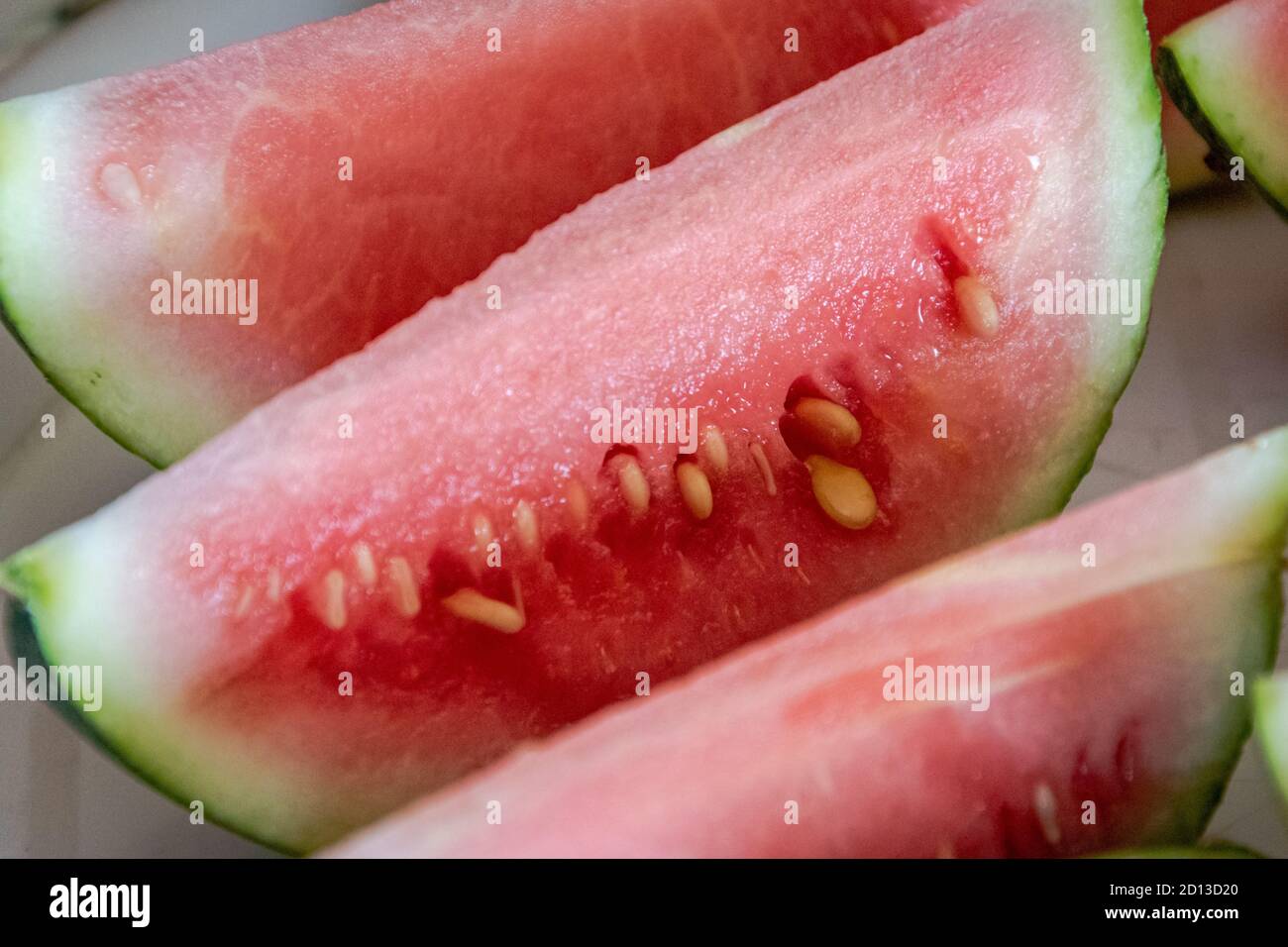 Hausgemachte kleine wässrige und schmackhafte in Abschnitte Wassermelone geschnitten. Stockfoto