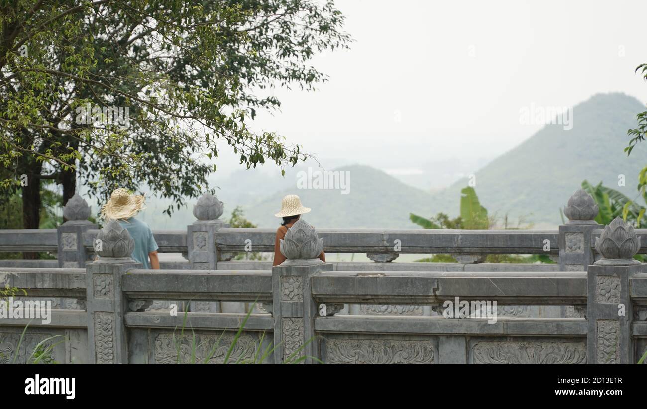 Ninh Binh grüne Graslandschaften und Tempel mit Bootstouren in Vietnam. Stockfoto