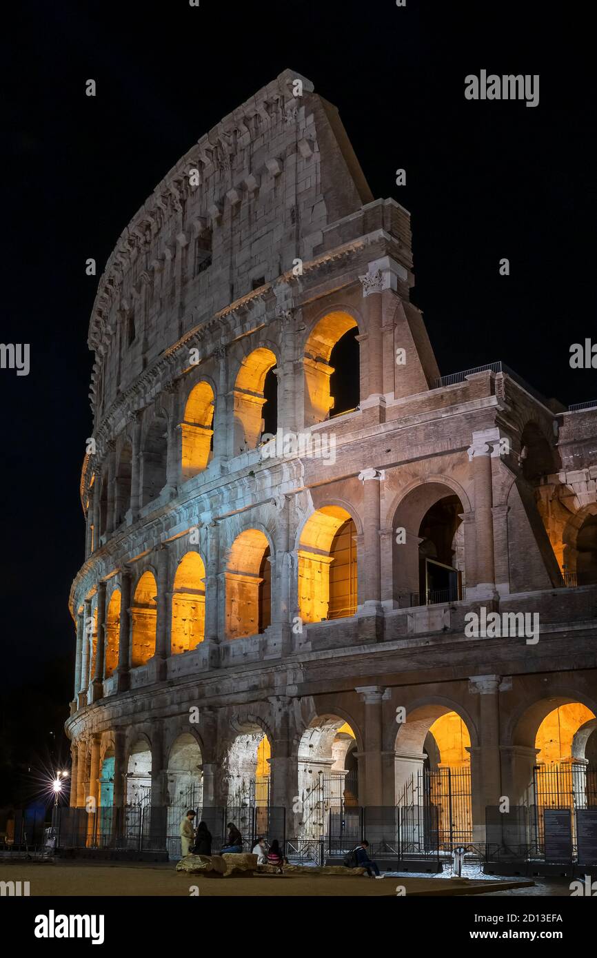Kolosseum, Rom - Italien. Nachtansicht des berühmten Denkmals, das alte Flavian Amphitheater, mit den Bögen von der künstlichen gelben Lig beleuchtet Stockfoto