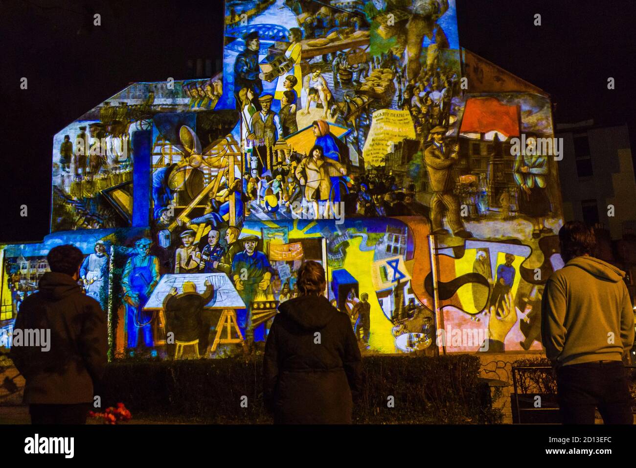 Light-up Leith History Mural kehrt vom 25. September bis zum 4. Oktober zurück und erweckt den beliebten North Junction Street Mural zum Leben. Das einzigartige Projektionsereignis haucht dem geliebten Leith History Mural, gemalt auf einem North Junction St Giebel End von Tim Chalk und Paul Grimes in den 1980er Jahren, neues Leben ein. Leith-basierte Double-Take-Projektionen haben die Kunst fachmännisch animiert und eine maßgeschneiderte Soundlandschaft geschaffen, die darunter spielt. Kredit: Euan Cherry Stockfoto