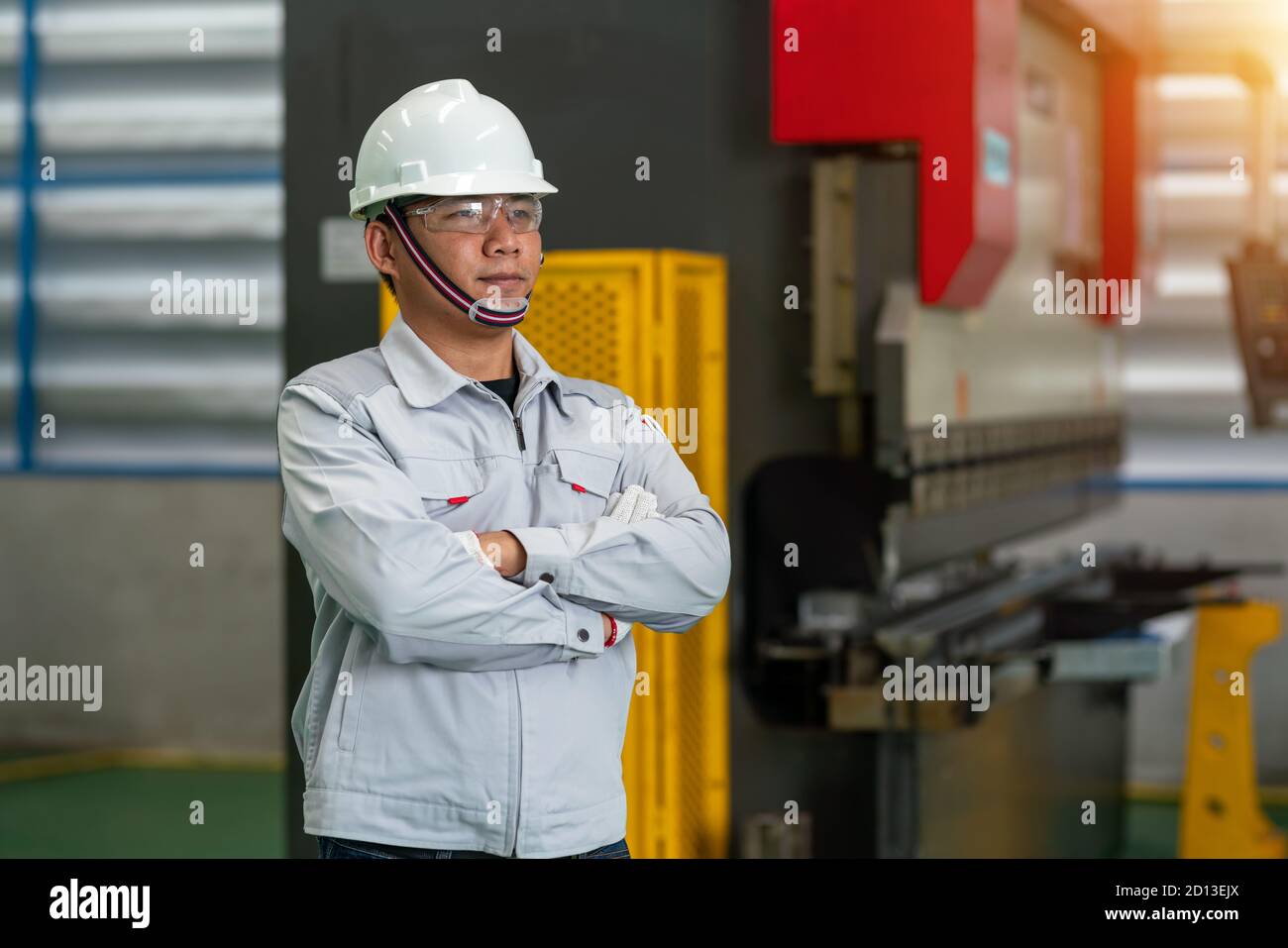 Der Arbeiter in der einheitlichen Maschinenhalle Stockfoto