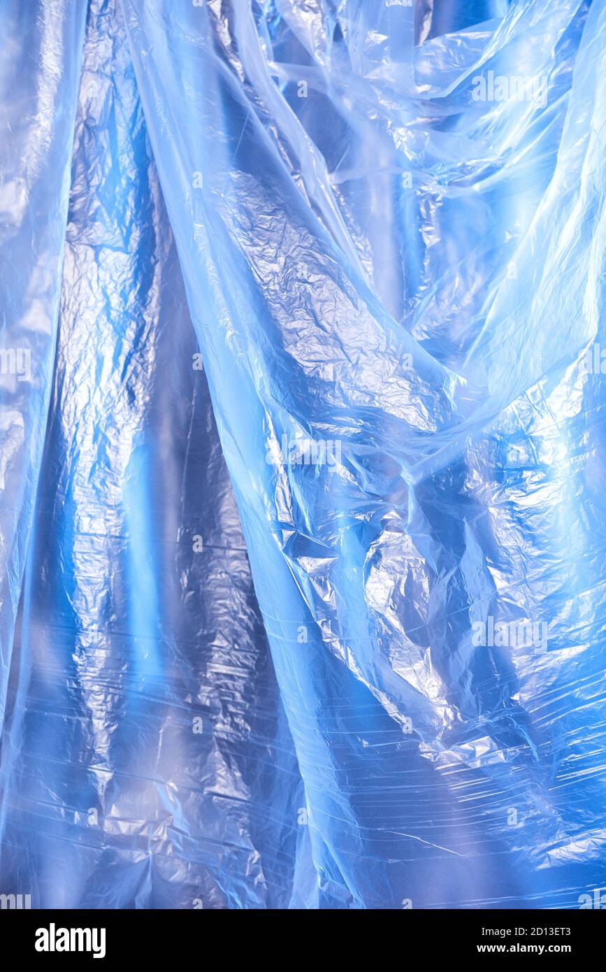 Abstrakter blauer Hintergrund von bunten strukturierten holographischen Polyethylen Stockfoto