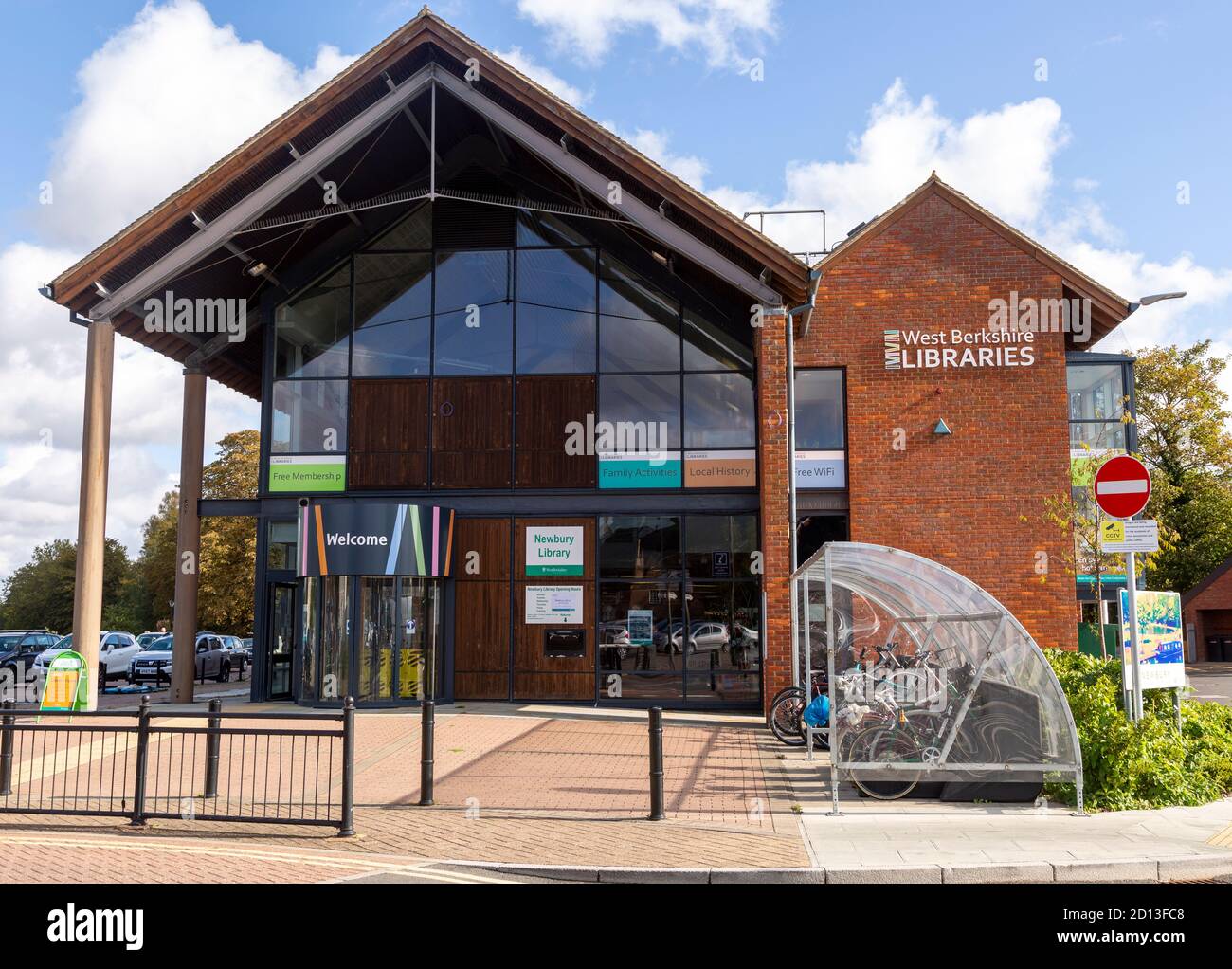 Moderne Architektur des Bibliotheksgebäudes, West Berkshire Libraries, Newbury, Berkshire, England, Großbritannien Stockfoto