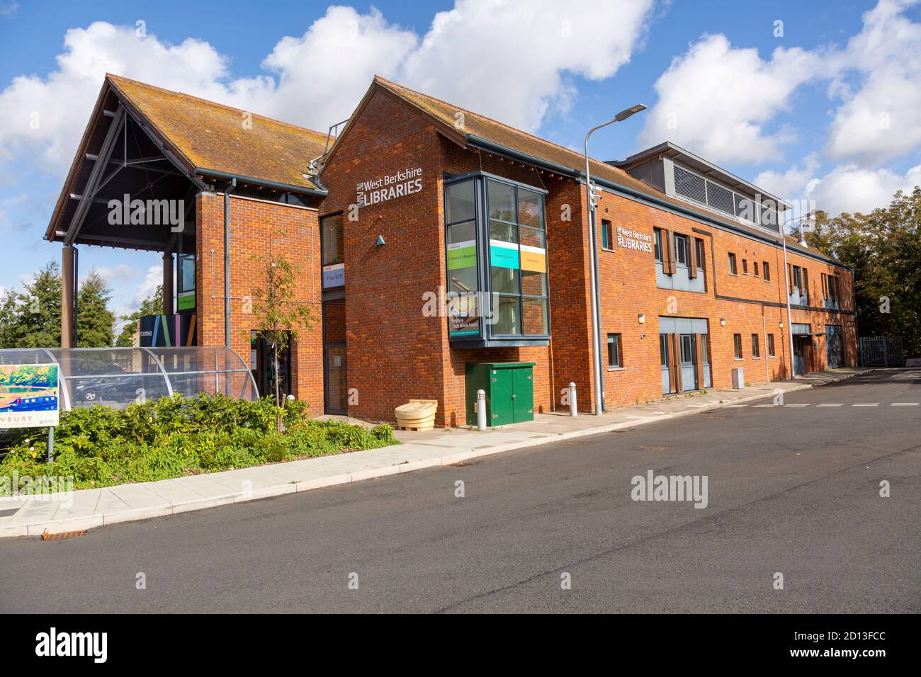Moderne Architektur des Bibliotheksgebäudes, West Berkshire Libraries, Newbury, Berkshire, England, Großbritannien Stockfoto
