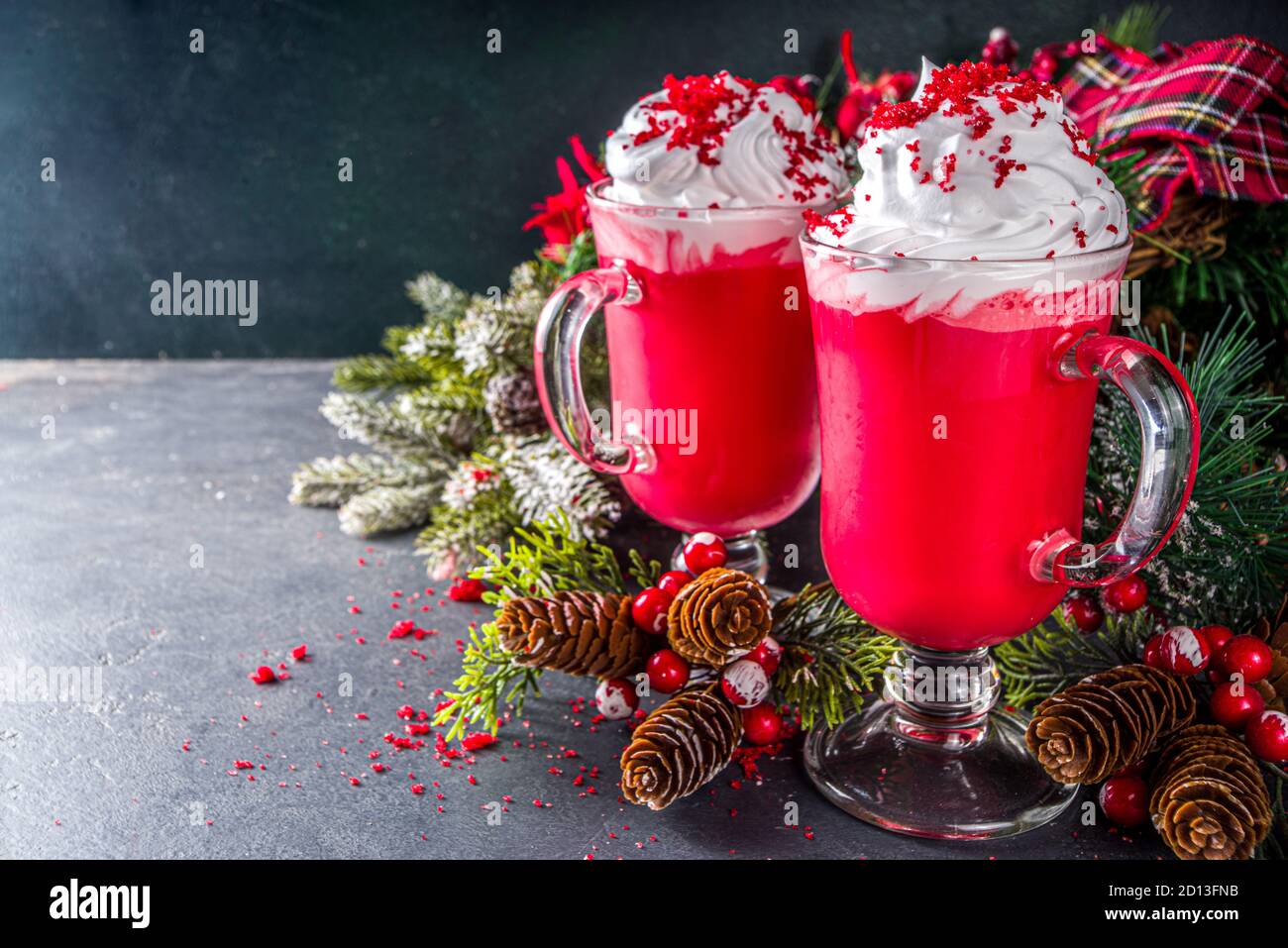 Trendy original Winter Weihnachten heiße Schokolade Rezept Idee, Red Samt heiße Schokolade über festlichen Hintergrund Kopie Raum Stockfoto