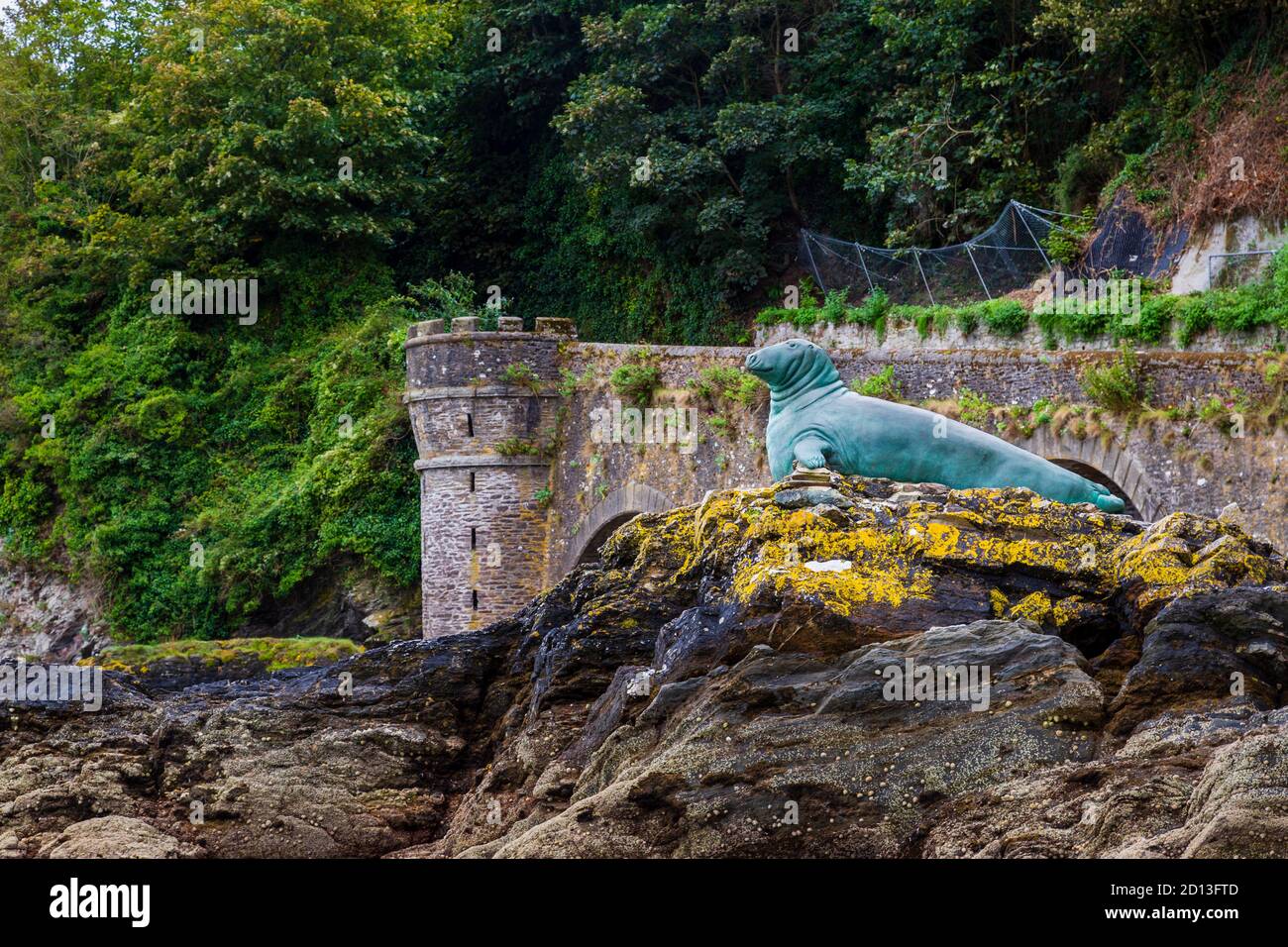 Die Bronzeskulptur des einäugigen Grausiegels „Nelson“ auf den Pennyland Rocks am Eingang zum Looe Harbour in Cornwall, England Stockfoto