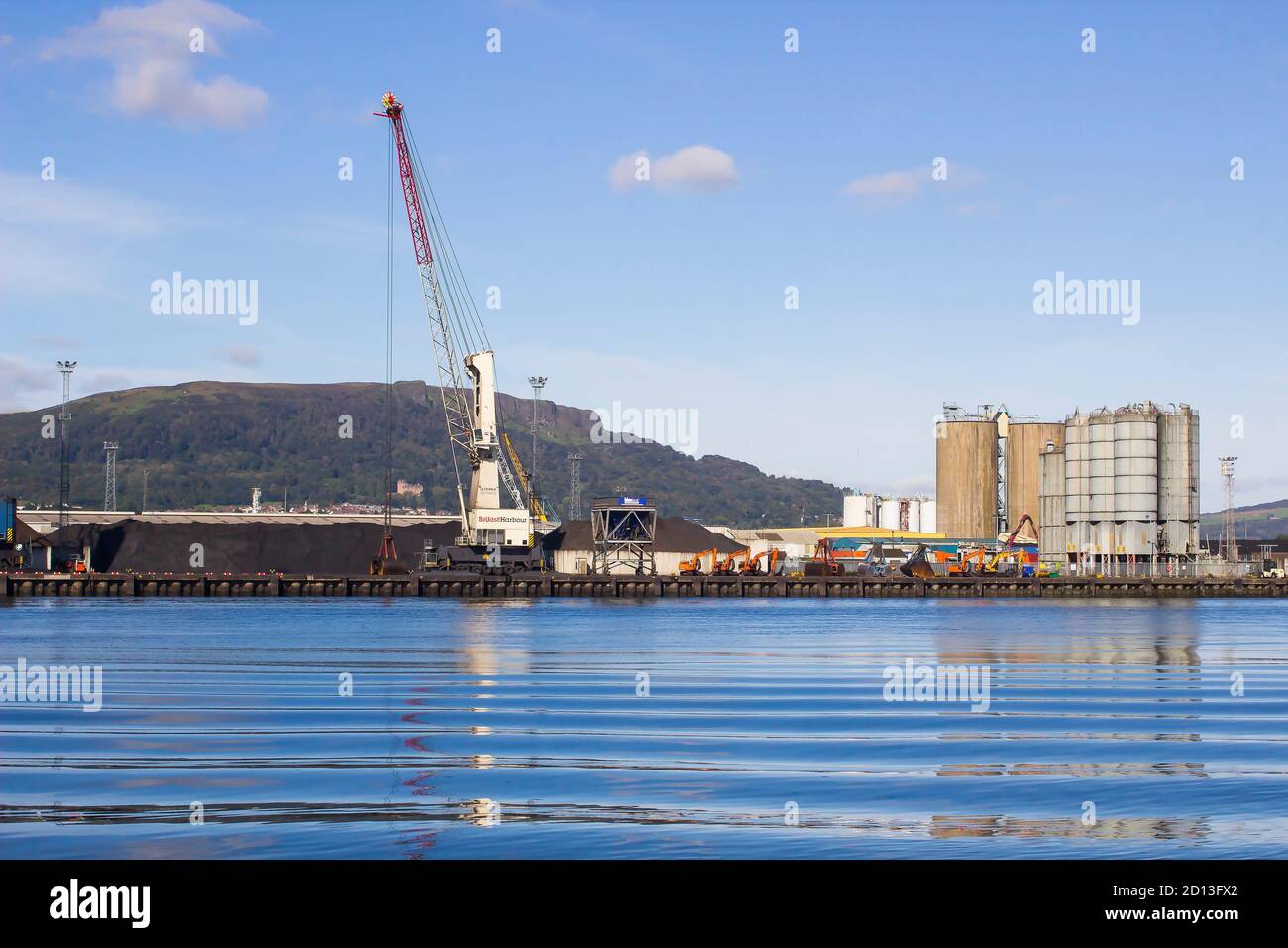 27. September 2020 BLICK über Belfasts Andockland von HMS Caroline im Titanic Quarter mit Carrs glen und Napoleons Nase im Hintergrund Stockfoto