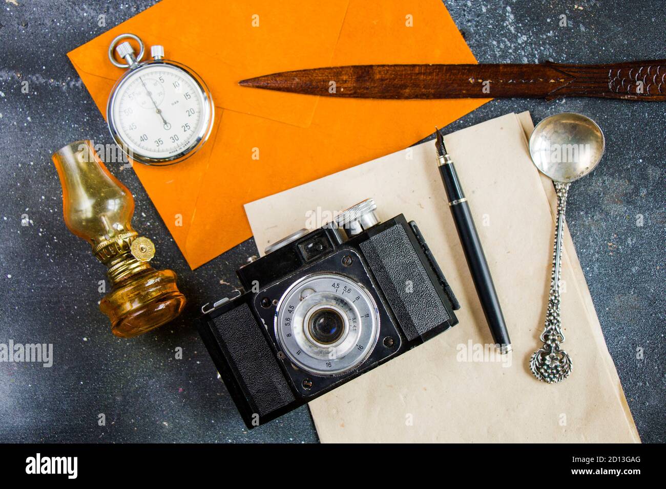 Vintage-Objekte auf dem Tisch, High-Angle-Ansicht Stockfoto