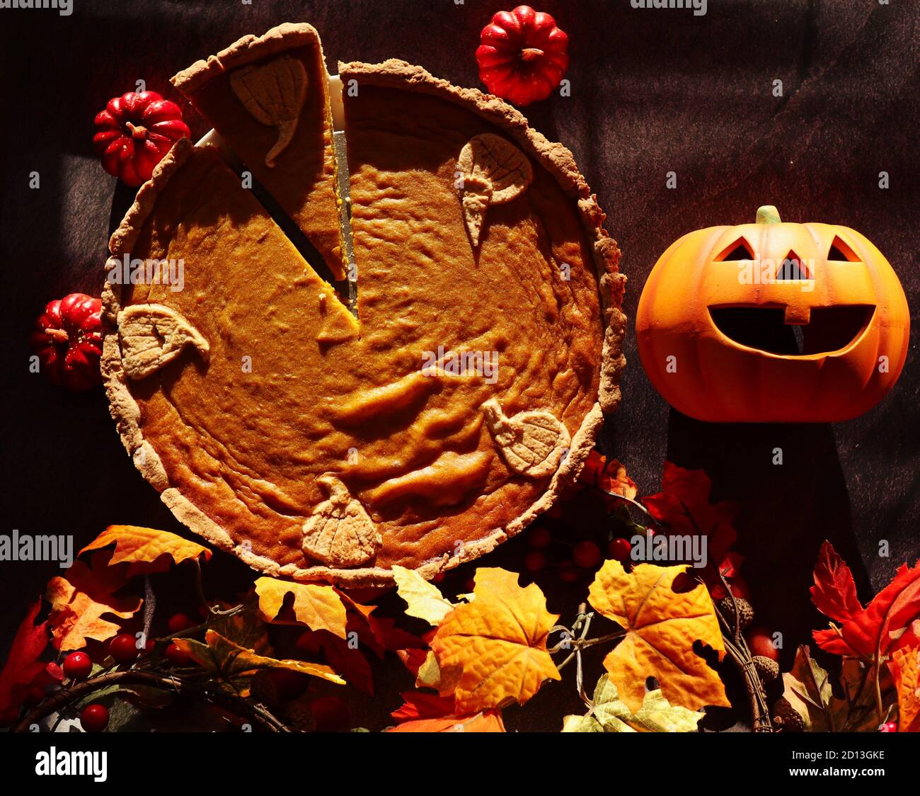 Ansicht der glutenfreien Kürbiskuchen mit Herbst- und Halloween-Dekorationen. Herbst Vibes mit Orange warmen Farben. Stockfoto