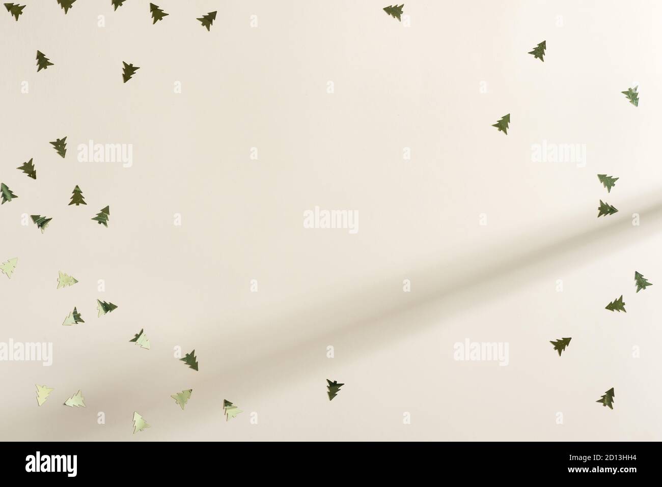 Weihnachten Hintergrund mit Tannen Gold Dekoration. Stockfoto