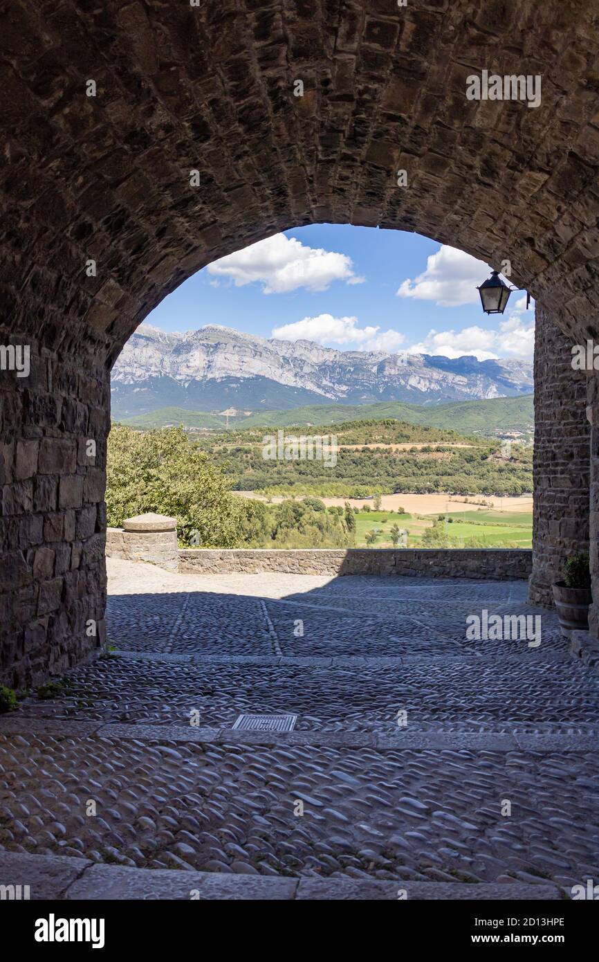Blick auf die Pyrenäen von den Straßen der Stadt Ainsa, Aragon, Spanien. Stockfoto