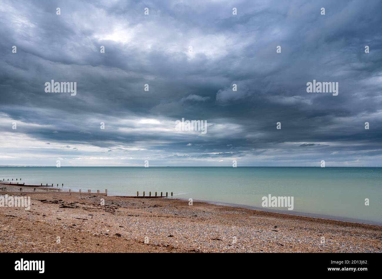 Blick auf den Ärmelkanal unter dramatischen Wolken vom Worthing Beach, West Sussex, Großbritannien. Stockfoto